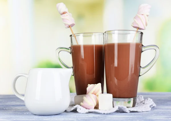 Chocolate caliente con malvaviscos, sobre fondo claro —  Fotos de Stock