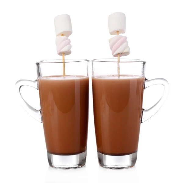 Chocolate quente com marshmallows, isolado em branco — Fotografia de Stock