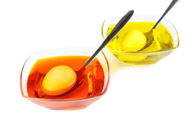 Ciotole con vernice per uova di Pasqua e uova, isolate su bianco — Foto Stock
