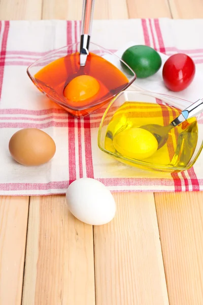 Cuencos con pintura para huevos de Pascua y huevos, de cerca — Foto de Stock