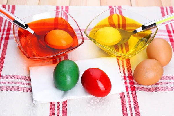 Bowls with paint for Easter eggs and eggs, close up — Stock Photo, Image