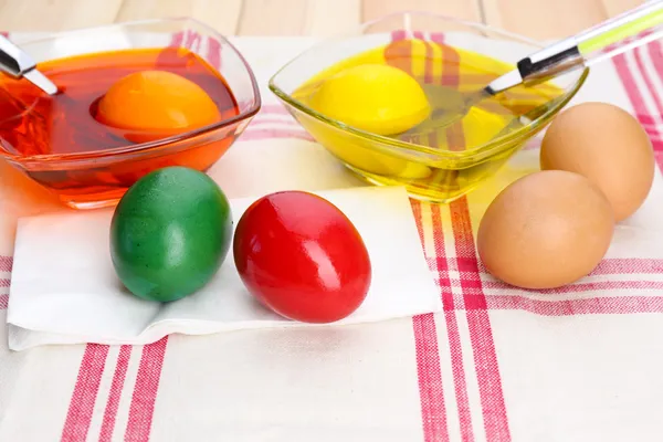 イースターのためのペイントとボウルの卵、卵、クローズ アップ — ストック写真