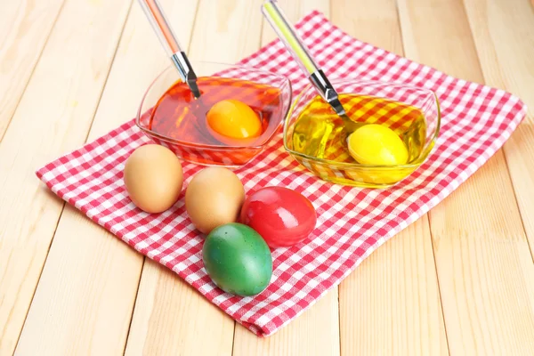 Bowls with paint for Easter eggs and eggs, close up — Stock Photo, Image