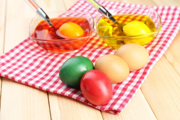 Tigelas com tinta para ovos de Páscoa e ovos, close-up — Fotografia de Stock