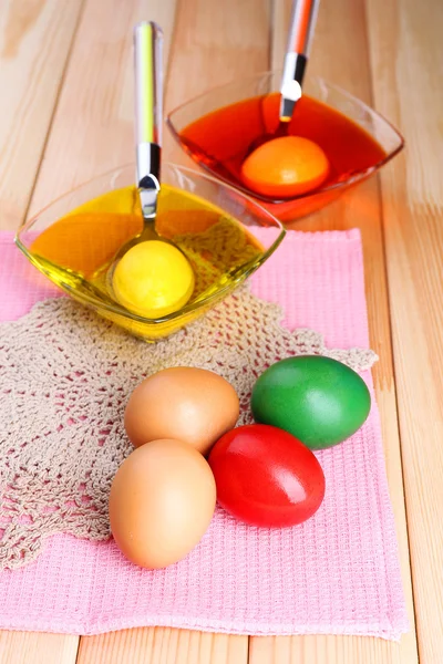 Schalen mit Farbe für Ostereier und Eier, Nahaufnahme — Stockfoto