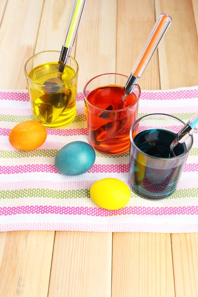 Gläser mit Farbe für Ostereier und Eier, Nahaufnahme — Stockfoto