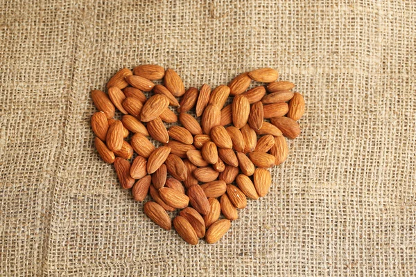 Almendras sobre fondo de saco — Foto de Stock