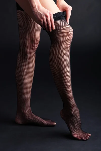 Meias em pernas de mulher perfeita no fundo escuro — Fotografia de Stock