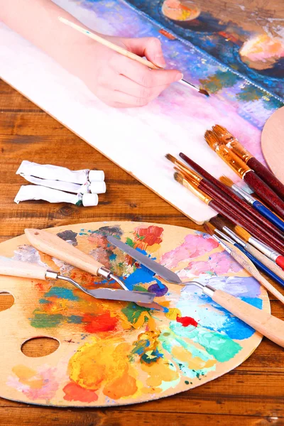 Sprzęt artystyczny: farby, pędzle i sztuki palety na drewnianym stole — Zdjęcie stockowe