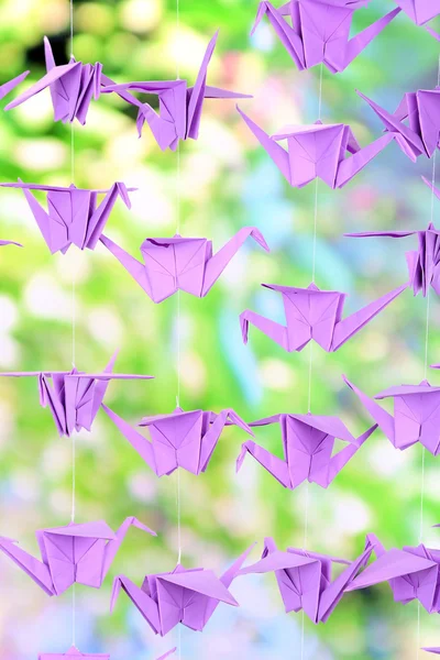 Doğa arka plan üzerinde Origami Vinçler — Stok fotoğraf