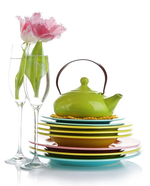 Pilha de pratos coloridos de cerâmica e flores, isolado em branco — Fotografia de Stock