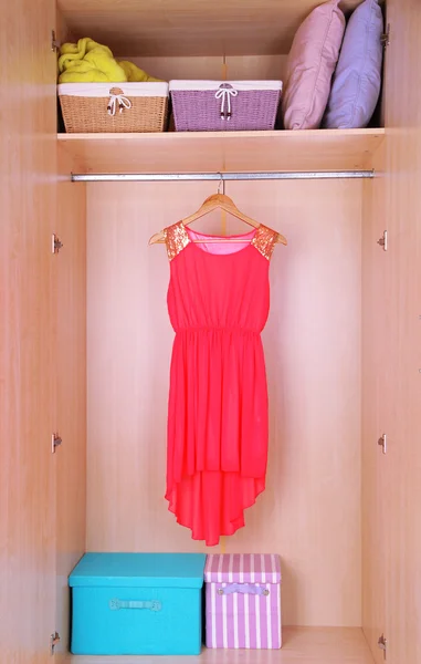 Платье с вешалками в шкафу — стоковое фото