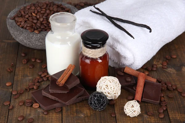 Bela configuração de spa de chocolate na mesa de madeira close-up — Fotografia de Stock