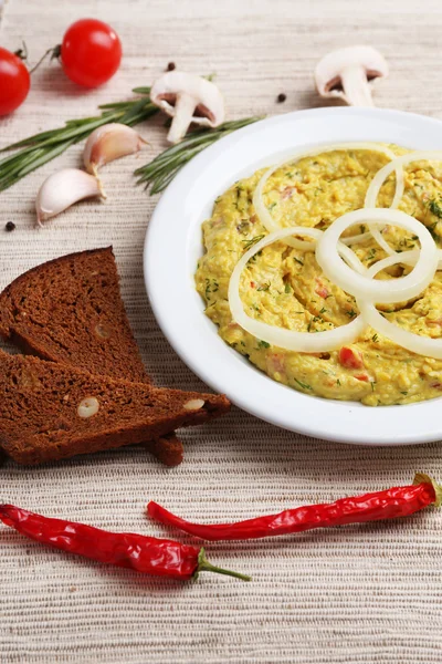 Schüssel mit leckerem frischem Humus, aus nächster Nähe — Stockfoto