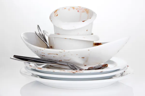 Brudne naczynia na białym tle — Zdjęcie stockowe