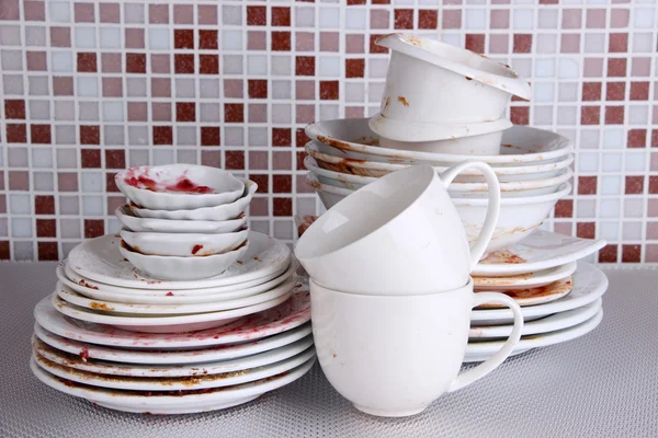 Špinavé nádobí na světlé pozadí — Stock fotografie