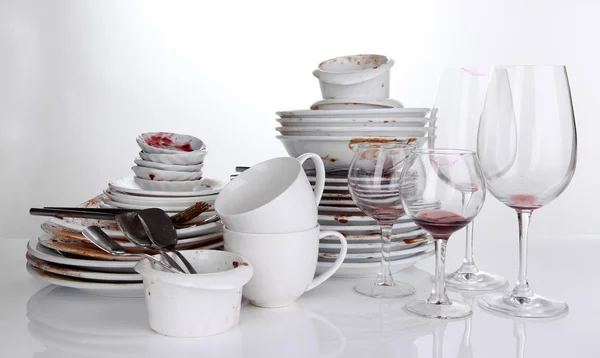 Brudne naczynia na białym tle — Zdjęcie stockowe