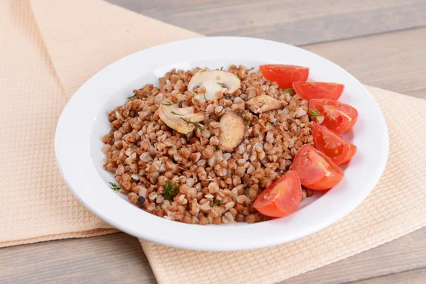 Boiled buckwheat on plate on table close-up — Stock Photo, Image