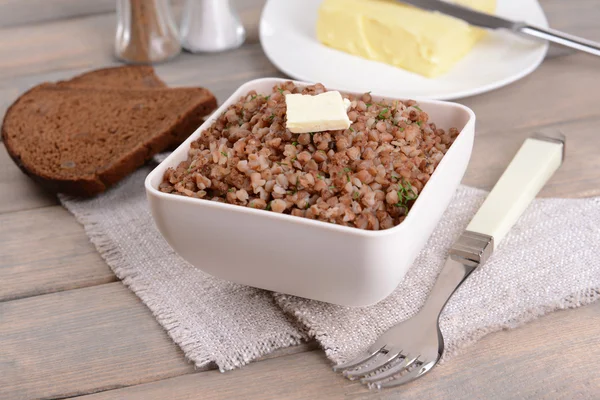 Boiled buckwheat in bowl on table close-up — Stock Photo, Image