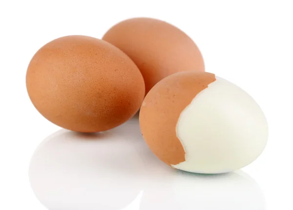 Haşlanmış yumurta üzerinde beyaz izole — Stok fotoğraf