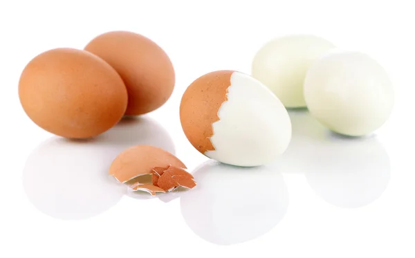 Uova sode isolate su bianco煮熟的鸡蛋上白色孤立 — 图库照片
