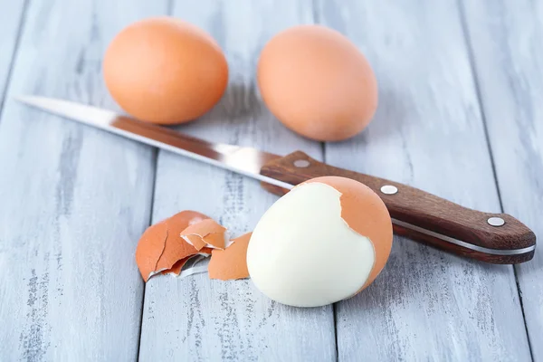 Huevos cocidos sobre fondo de madera color — Foto de Stock