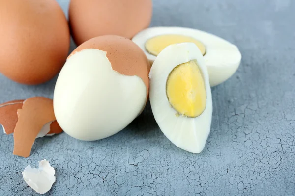 Gekochte Eier auf farbigem Holzhintergrund — Stockfoto