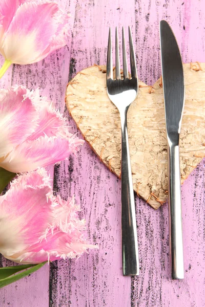 Place de table réglage avec des décorations sur fond en bois de couleur — Photo