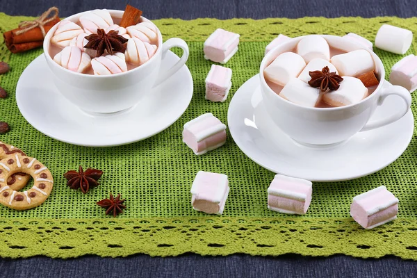 Copas de chocolate caliente con malvaviscos —  Fotos de Stock