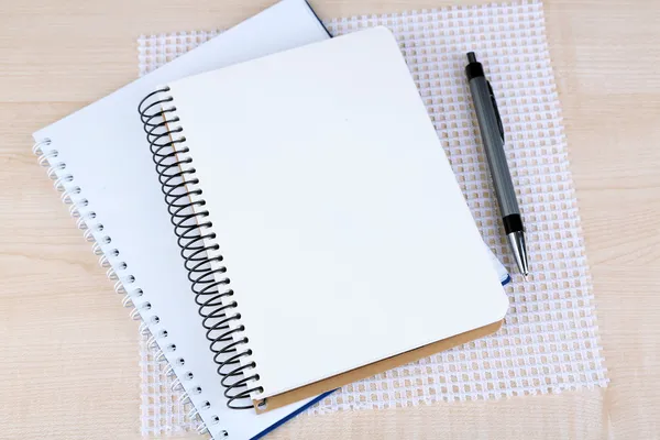 Notizbücher mit Stift auf farbigem Holzhintergrund — Stockfoto