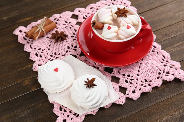 Coupe de chocolat chaud avec guimauves — Photo