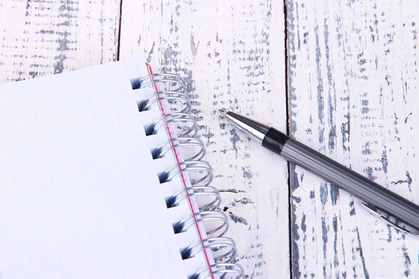 Notitieboekje met pen op een houten achtergrond kleur — Stockfoto