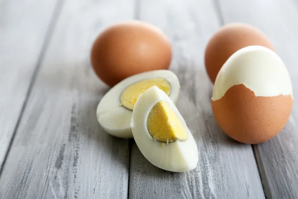 Gekochte Eier auf farbigem Holzhintergrund — Stockfoto