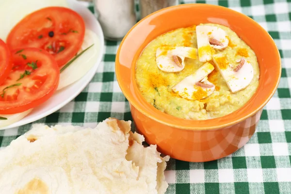 Schüssel mit leckerem frischen Humus mit Tomaten — Stockfoto