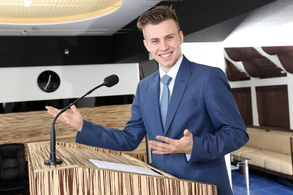 Бизнесмен выступает с речью в конференц-зале — стоковое фото