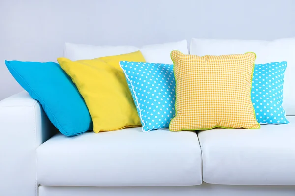 Canapé blanc avec oreillers colorés dans la chambre — Photo