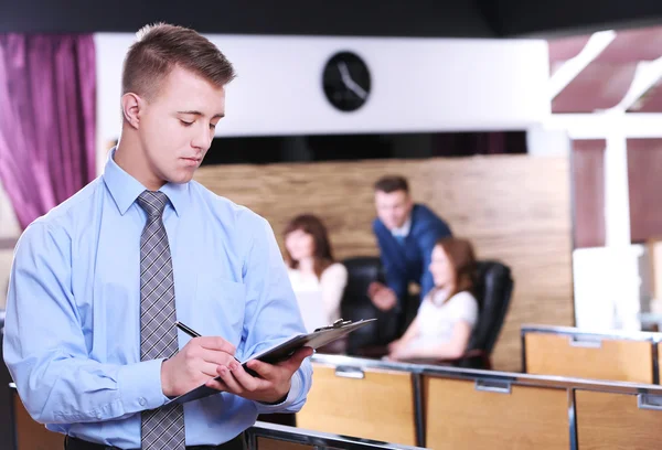 Affärsmän i konferensrum — Stockfoto