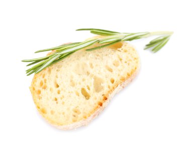 Taze ekmek ve biberiye beyazda izole edilmiş.