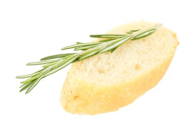 Taze ekmek ve biberiye beyazda izole edilmiş.