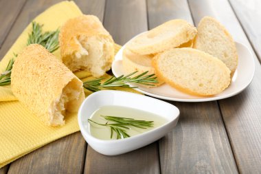 Zeytinyağlı taze ekmek ve ahşap masada biberiye.