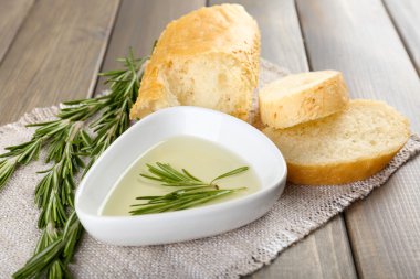 Zeytinyağlı taze ekmek ve ahşap masada biberiye.