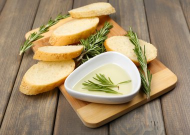 Zeytinyağlı taze ekmek ve ahşap masada biberiye.