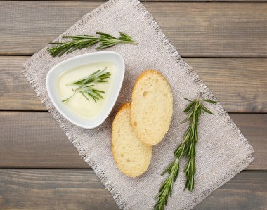 Zeytinyağlı taze ekmek ve ahşap masada biberiye.