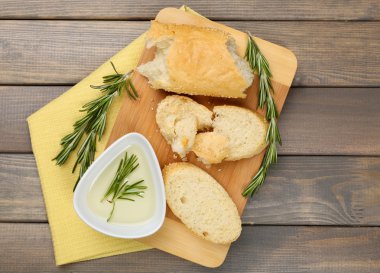 Zeytinyağlı taze ekmek ve ahşap masada biberiye.