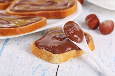 Masaya serpiştirilmiş çikolata fındıklı ekmek.