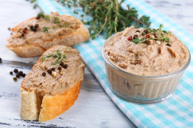 ahşap masa üstünde ekmek ile taze ezme