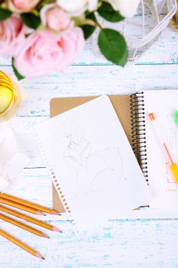 defter ve kalemler üzerinde ahşap masa yakın çekim kompozisyonu