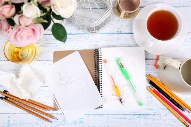 defter ve kalemler üzerinde ahşap masa yakın çekim kompozisyonu