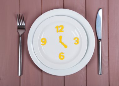 ahşap masa yakın çekim saati ile plaka