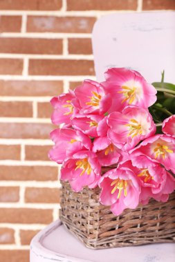 tuğla duvar arka plan üzerinde güzel pembe laleler